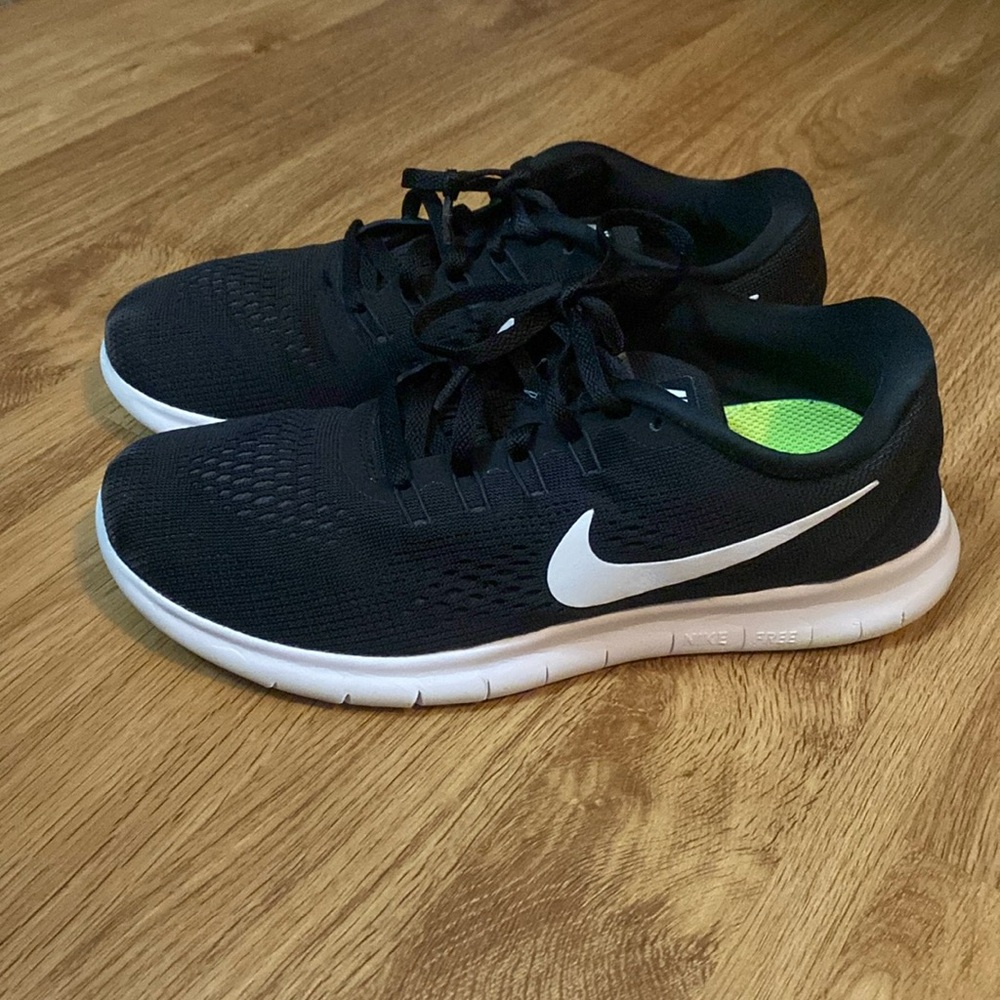 Black Women’s Nike Free RN Running Shoes 7.5